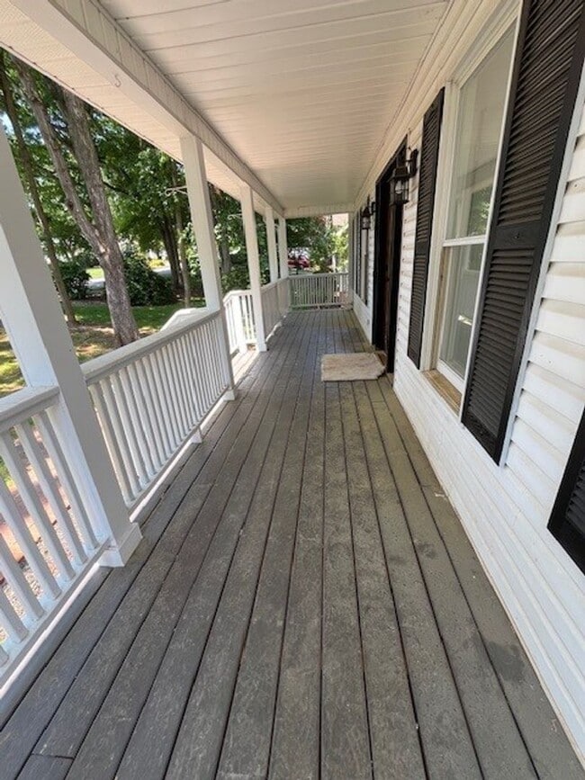 Building Photo - Two-Story Cape Cod- 3 Bed 2 Bath Greensbor...