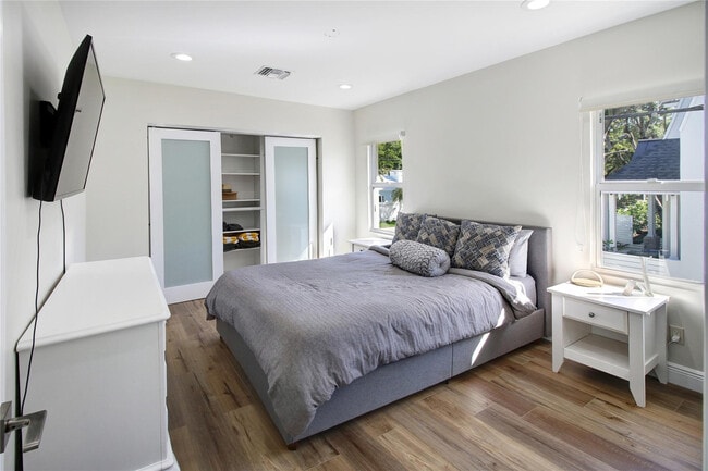 Building Photo - 211 SE 16th Ave