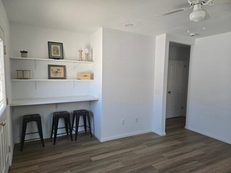 Living Area with built-in Breakfast Nook - 53660 Avenida Herrera