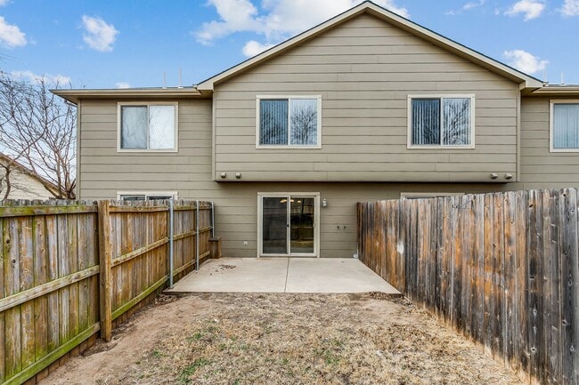 Building Photo - Spacious 3 bedroom 2.5 bath townhouse in Derby available NOW!