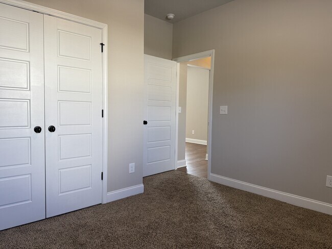 Building Photo - 600 Trellis Square