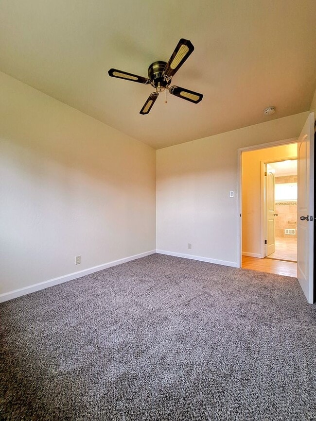 Building Photo - Charming Single Story 3bd House with Large...