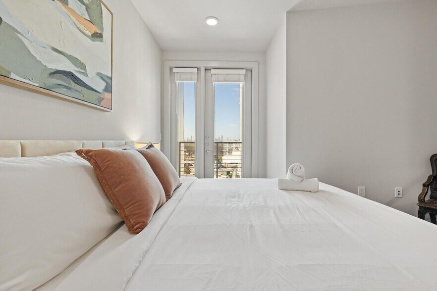 Building Photo - 5820 1/2 Cameron Rd