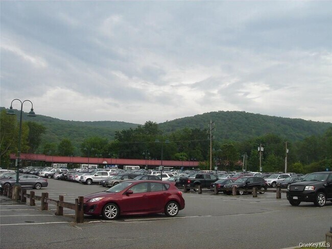 Building Photo - 13 Lake St