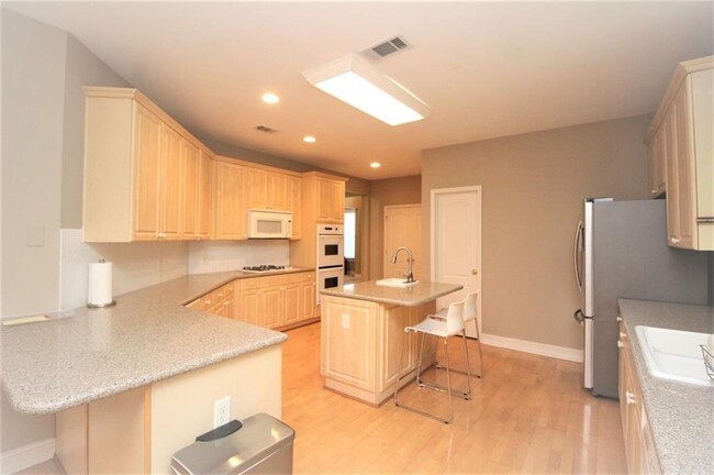 Building Photo - 1060 River Valley Dr
