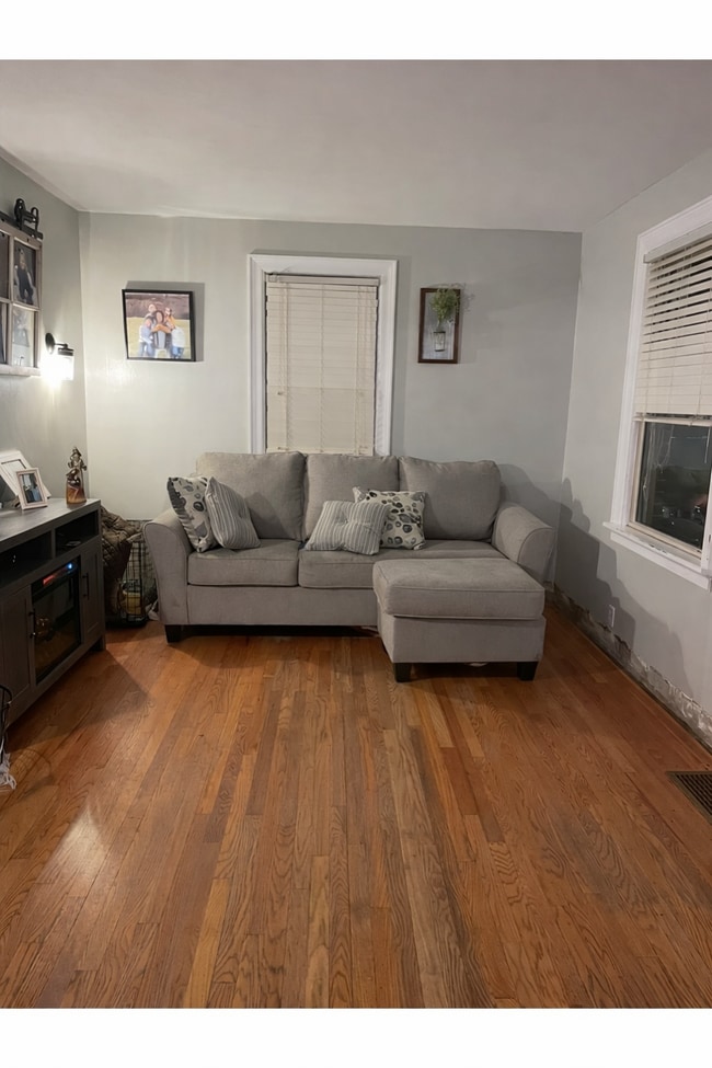 Building Photo - 1106 E 3rd St