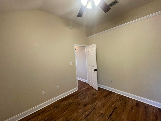 Building Photo - 858 Van Dyke Dr