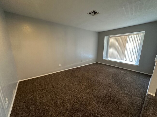 Building Photo - 4844 Woodview Dr
