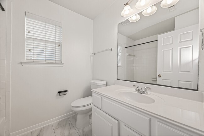 Building Photo - 2015 Waverly Glend Dr