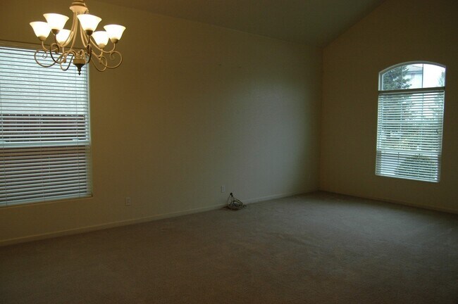 Building Photo - Spacious 3 Bed / 2 Bath Home – Over 2,000 Sq Ft