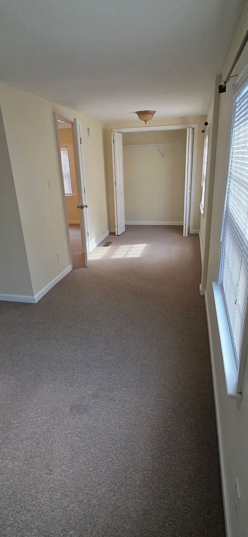 Building Photo - Detached Garage Appt. on  Beautiful Camden Ave.