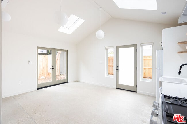 Building Photo - 4949 Sycamore Terrace