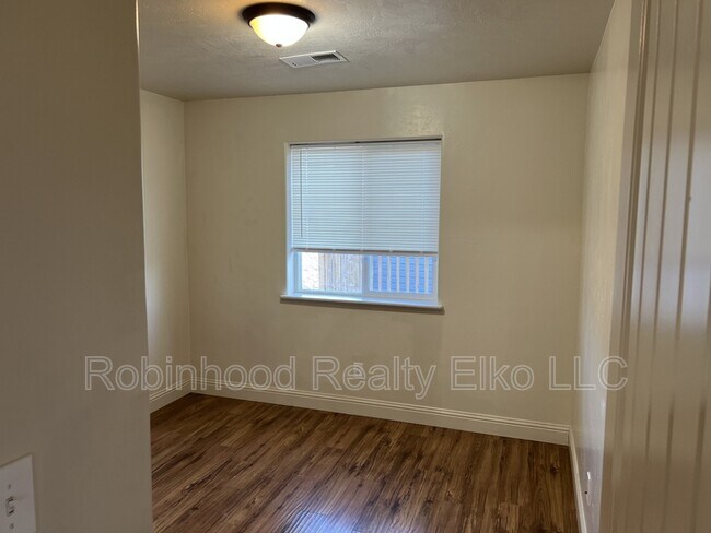 Building Photo - 279 Country Club Pkwy