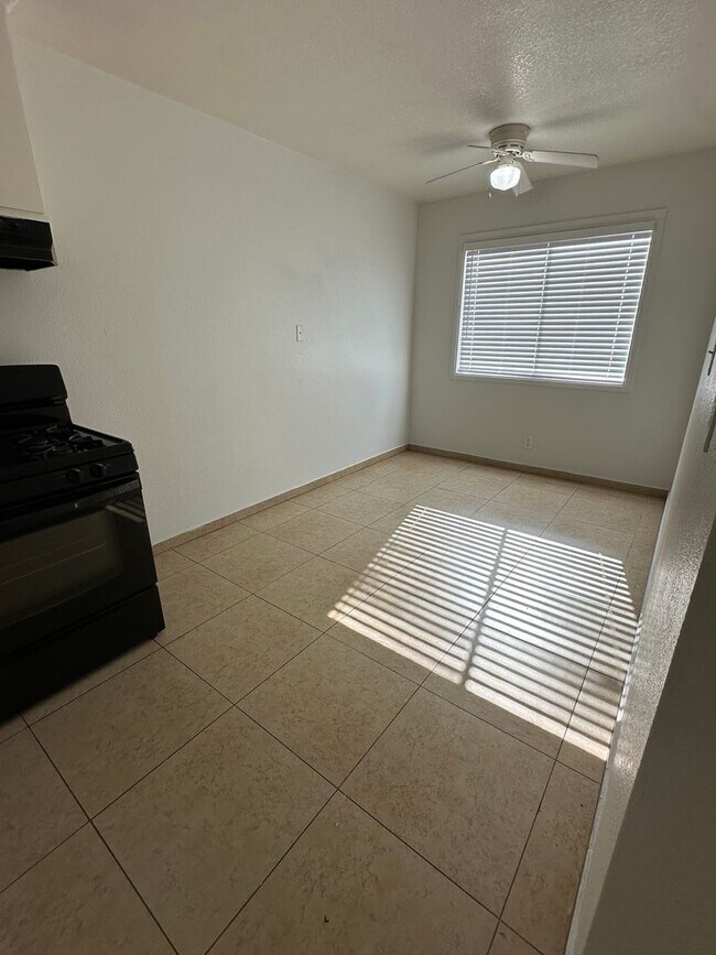 Building Photo - 2 Bedroom / 1 Bath Apartment for Rent
