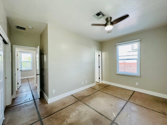 Building Photo - 1/2 Off First Full Month's Rent! Renovated...