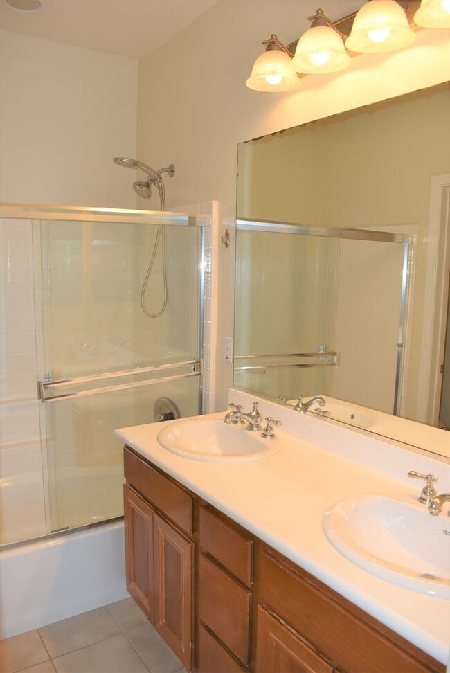 Building Photo - 3 Bedroom 2.5 Bath Townhome in Gated Commu...