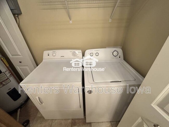 Building Photo - 2000 Meadow Ct