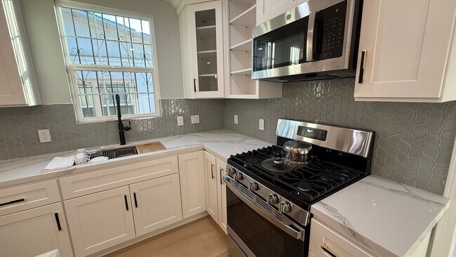 Building Photo - EPIC REA: Charming 2 Bed/ 1 Bath Home in O...