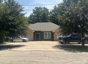Building Photo - Spacious 4/4 House Near Baylor Campus!