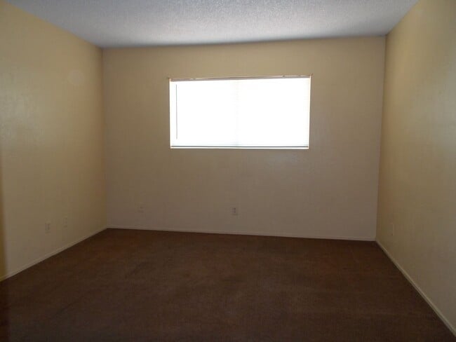 Building Photo - 2 Bedroom 1 Bath Upstairs Unit - Move in Ready