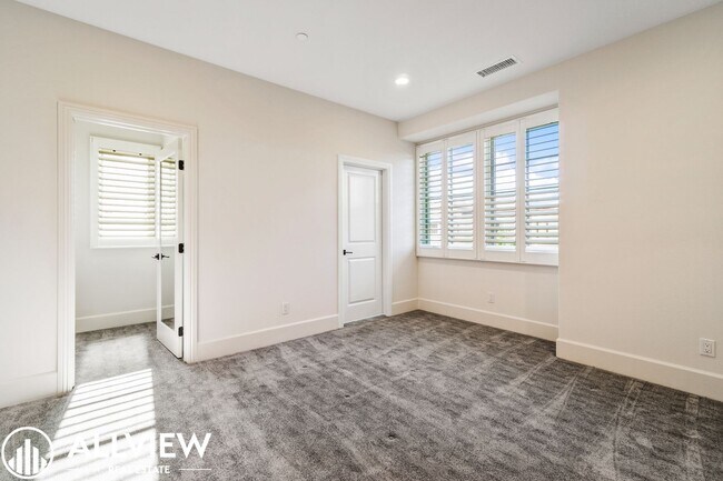 Building Photo - Luxurious and Rare 5 Bed 5.5 Bath Located ...