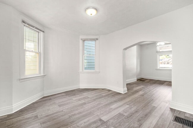 Building Photo - Gorgeous 3 Bedroom House in Beechview available July 1!