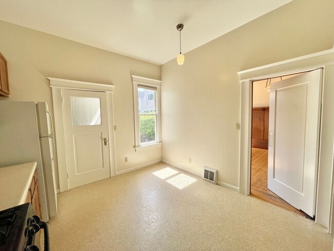 Building Photo - 927-929 Lincoln Way