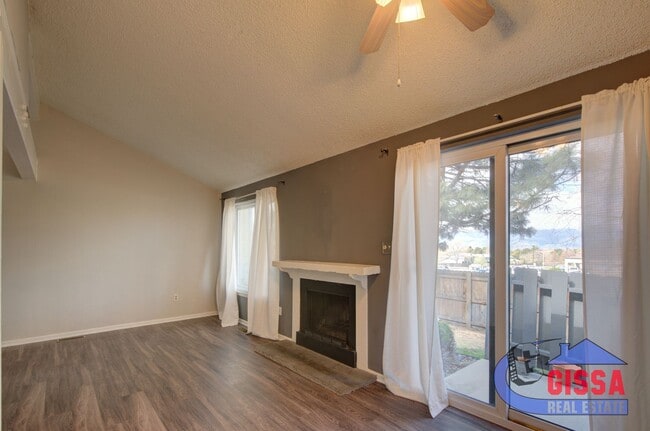 Building Photo - Cute townhome with 2 bedrooms - 1 1/2 bath...