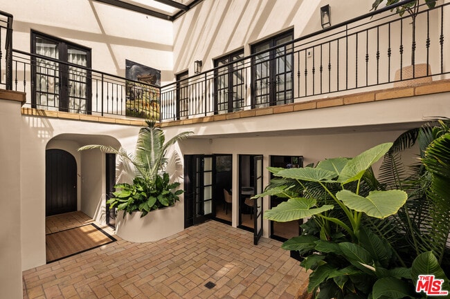 Building Photo - 972 Palisades Beach Rd