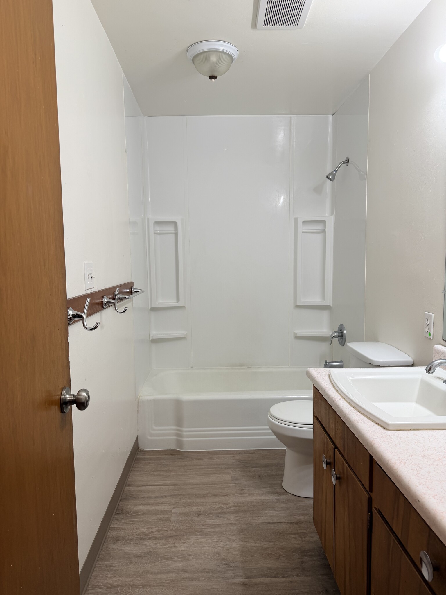 Building Photo - 539 W Crest Dr