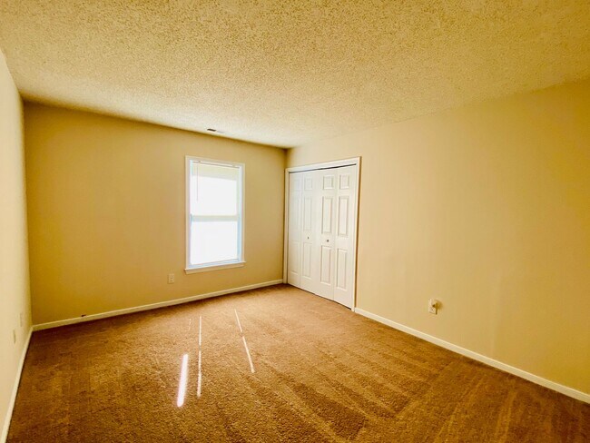 Building Photo - Beautiful and Spacious 3bdrm/2.5bth Home C...