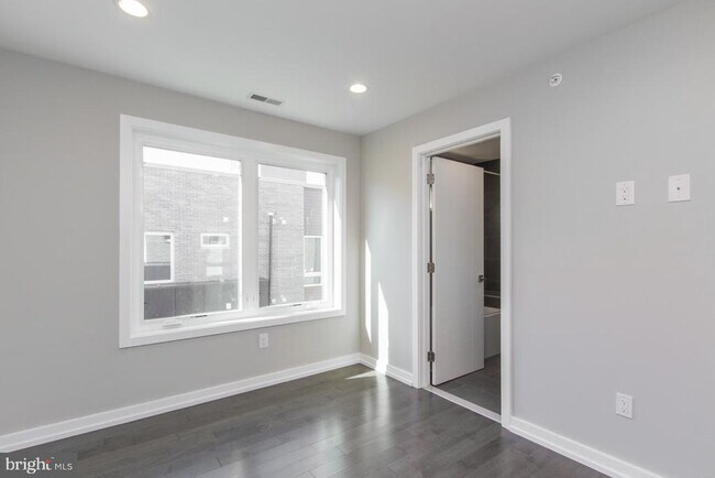 Building Photo - 712 S Sartain St