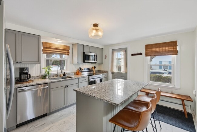 Building Photo - 3BR Cape Available 2/1