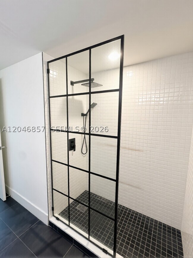 Building Photo - 3020 NE 32nd Ave