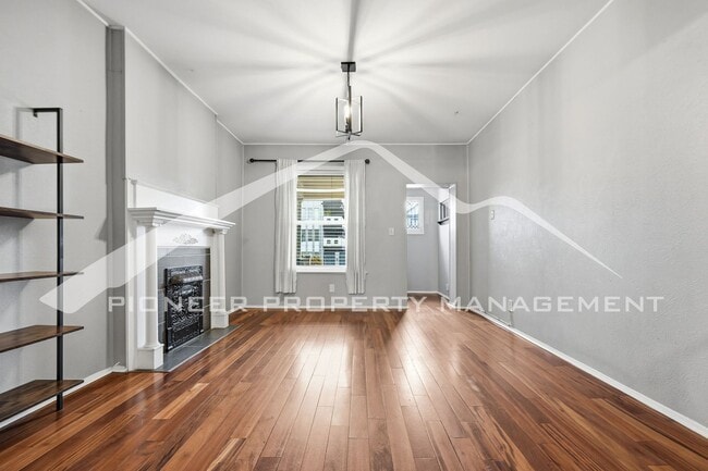 Building Photo - Charming Townhouse with Central AC and Great Location!