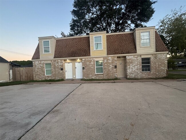 Building Photo - 216 S Pruett St