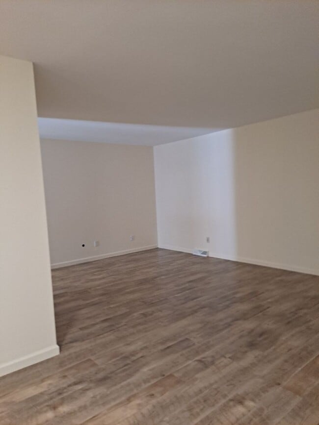 Building Photo - ALL PROSPECTIVE TENANTS MUST SUBMIT A $58 ...