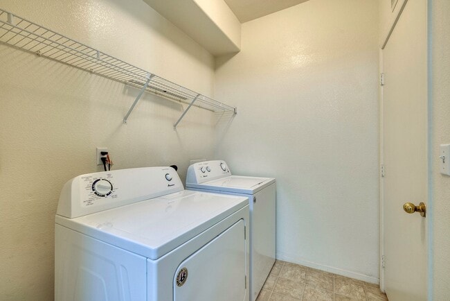 Building Photo - SUMMERLIN 1ST FLOOR - 2 BEDROOM + Den W/ 3...