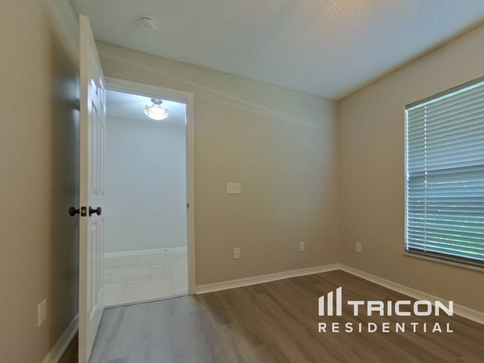 Building Photo - 2046 Knollcrest Dr