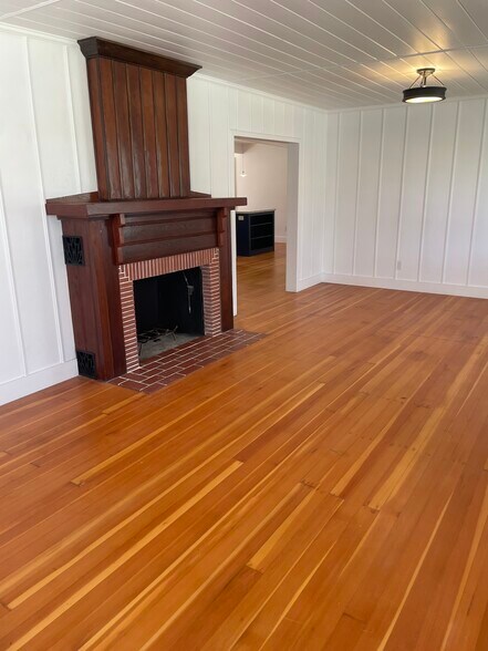 Family Room - 261 Evergreen Ave