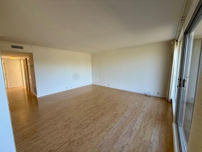 Building Photo - BEAUTIFUL UPPER 3BD/2BA UNIT PLUS BONUS ROOM. TIBURON CONDO. MT.TAM VIEWS!