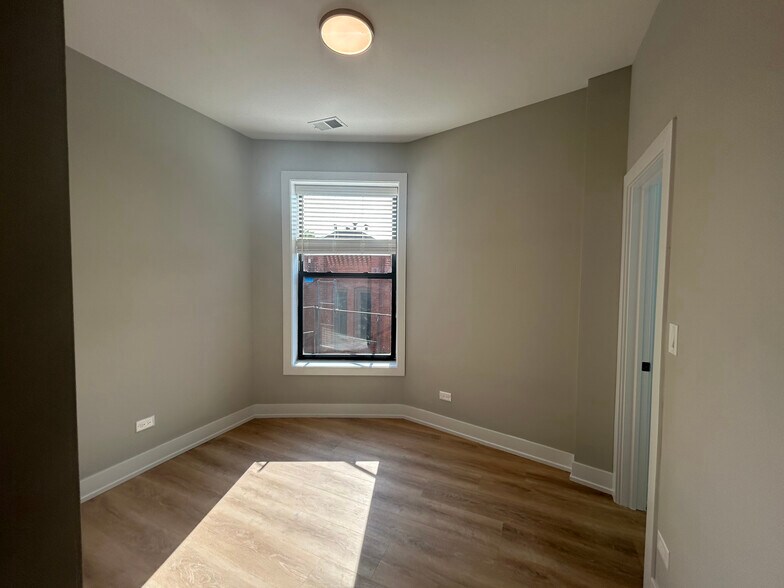 Building Photo - 423 W Belden Ave