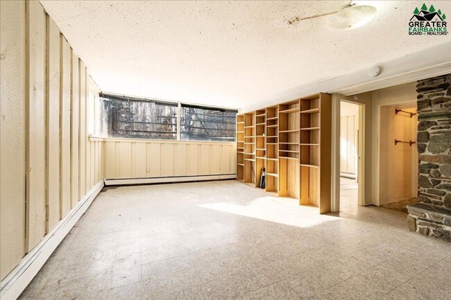 Building Photo - Large 3 bedroom 2 bath 2 car garage with s...