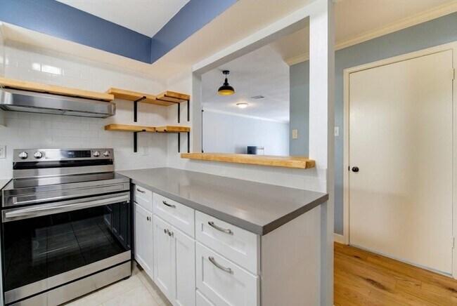 Building Photo - 12973 Trail Hollow Dr