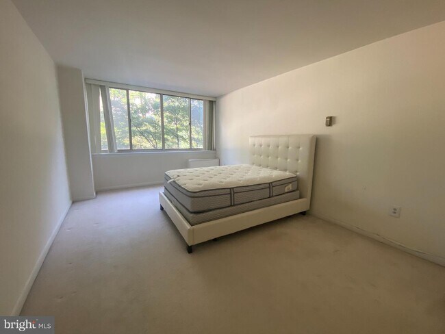 Building Photo - 5565 Columbia Pike