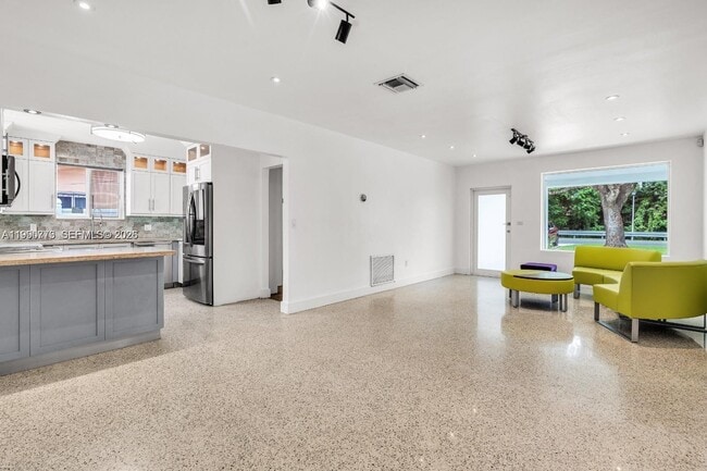 Building Photo - 1040 N Royal Poinciana Blvd