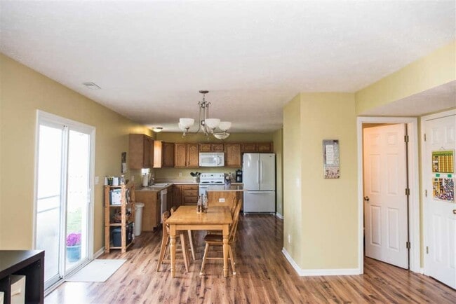 Building Photo - 4 Bedroom 2.5 Bath Home