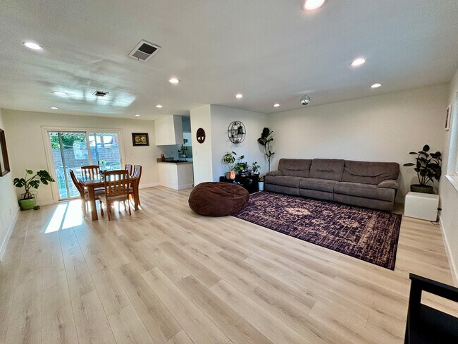 Primary Photo - 1333 Currant Ave