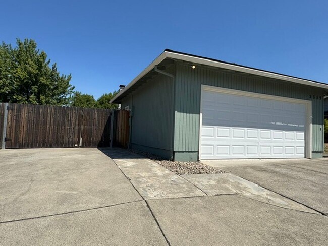 Building Photo - 2859 Cedar Links Dr