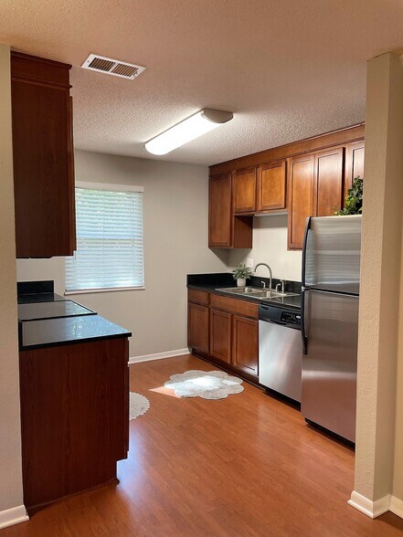 Kitchen with granite countertops - 6216 Robinson St